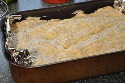 Сверху залить мясо сырным соусом