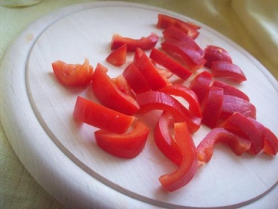 Перец режем кусочками