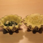 Формочки смазываем растительным маслом, выкладываем в них наше подготовленное пюре (2/3 части, а 1/3 пойдет на шпинат сверху) так, чтобы получилось углубление для начинки