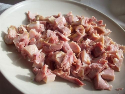 Мясо отделяем от костей, режем