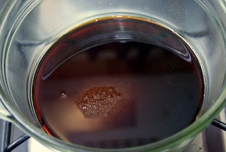 В сотейнике смешать соевый соус с сахаром и готовить, пока сахар полностью не растворится