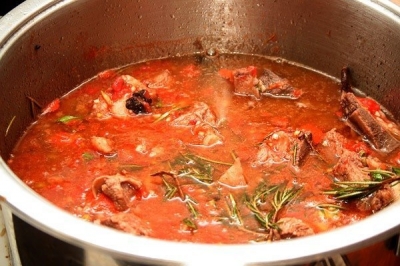 Влить соус в мясо, посолить по вкусу и тушить около 30−40 минут, до готовности