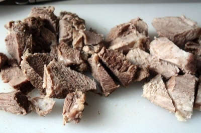 Когда мясо будет готово, его нужно вынуть из бульона и нарезать порционными кусочками