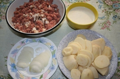 Картофель очистить и нарезать тонкими ломтиками