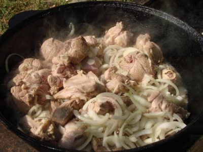 Лук режем кольцами или полукольцами