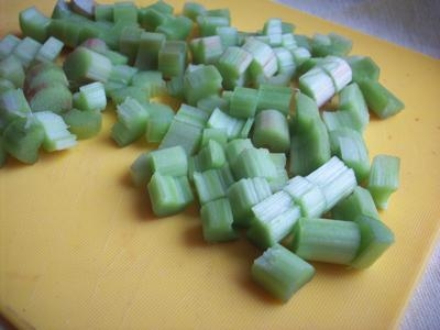Ревень очищаем от кожицы и режем на небольшие кусочки