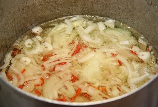 В кастрюлю или фритюрницу влить масло, примерно слоем 5 см, разогреть