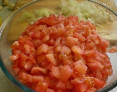 Помидоры очищаем от кожицы и нарезаем небольшими кубиками