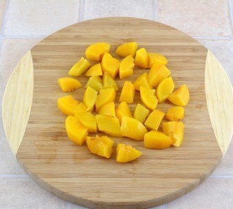 Персики порезать крупными кусочками