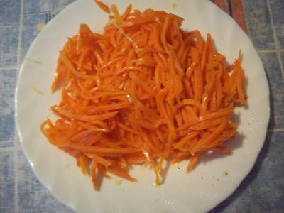 Морковку по-корейски также можно либо приготовить самим, либо купить готовую