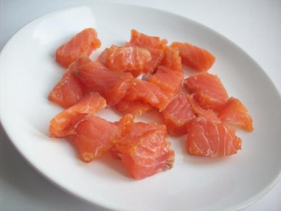 Лосось также нарезаем небольшими кусочками