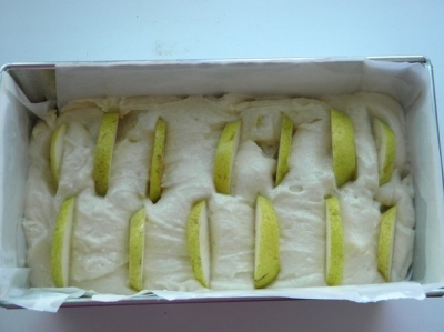 Смазать маслом и посыпать мукой форму, выложить тесто