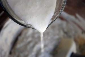 Следующий этап – вливаем пахту, солим и перчим по вкусу, перемешиваем