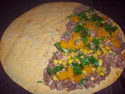 Перец с кукурузой также обжариваем отдельно и затем выкаладываем сверху на фарш