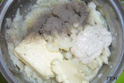Сварить картофель, размять картофелемялкой