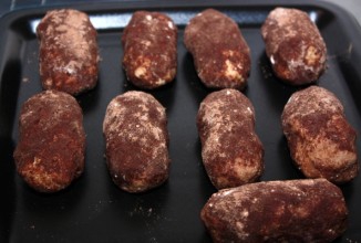 Готовые пирожные должны полежать пару часов в холодильнике, чтобы как следует пропитаться
