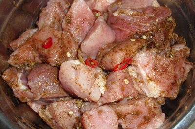 Остудить и смешать их с мясом, имбирем, чесноком, перцем чили, уксусом и тамариндом в большой миске