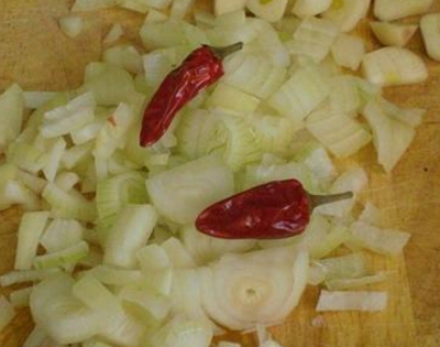 Лук и чеснок мелко нарезаем, перец оставляем целиком