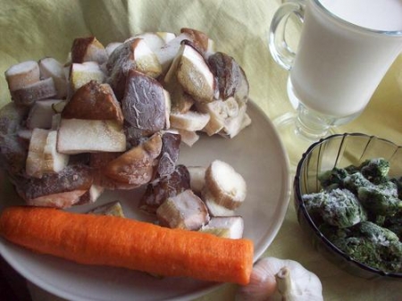 Грибы нарезаем крупными кусками, трем морковь и мелко режем чеснок