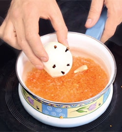 Лук и зубчик чеснока очистить