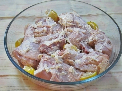 Достаньте куски курицы из маринада и переложите их в форму для запекания