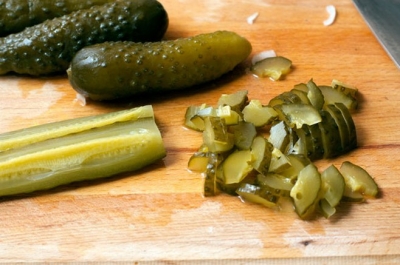 Соленые огурцы нарежьте небольшими кусочками