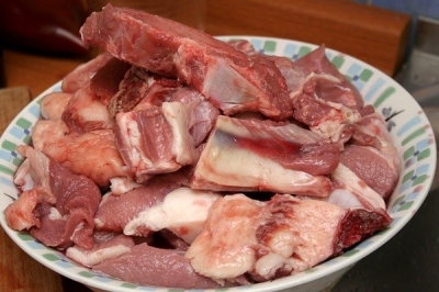 Мясо нарезать крупными кусочками, примерно 3x4 см
