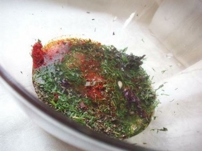 Смешиваем растительное масло со специями и измельченной зеленью