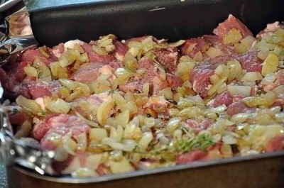 Мясо слегка посолить, но, если соус достаточно соленый, то можно и не досаливать