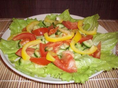Перец режем толстой соломкой, кладем на тарелку