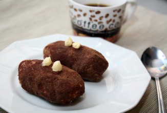 Отложенный крем использовать для украшения пирожных