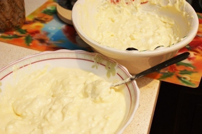 Творог тщательно перемешайте с сахаром и яйцами! (НЕ ВЗБИВАТЬ) Массу пополам разложите в 2 чаши
