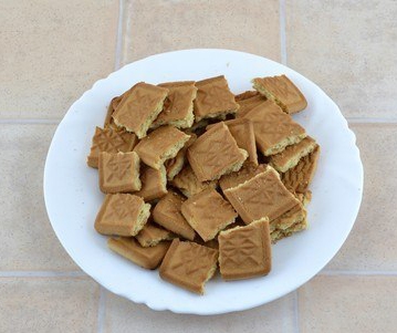 Печенье поломать крупными кусочками
