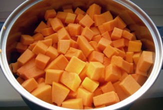 Очищаем тыкву от кожицы и мякоти и нарезаем на небольшие кусочки