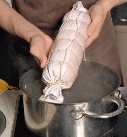 Положить рулет в кипящую подсоленную воду и варить 25–30 мин