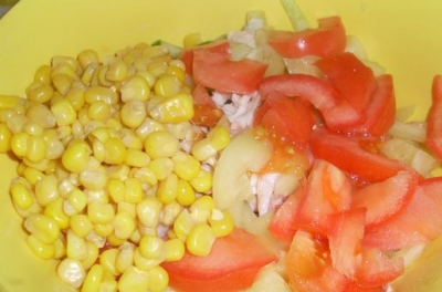Остальные овощи нашинковать небольшими кусочками, добавить кукурузу
